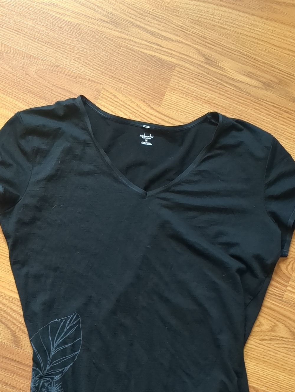 Icebreaker Nature 100% Merino Wool V-Neck Graphic Tee Black Leaf Print Size M - Picture 4 of 8